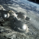Imagen para el artículo titulado El director de la ESA propone sustituir la ISS por un pueblo en la luna construido por robots
